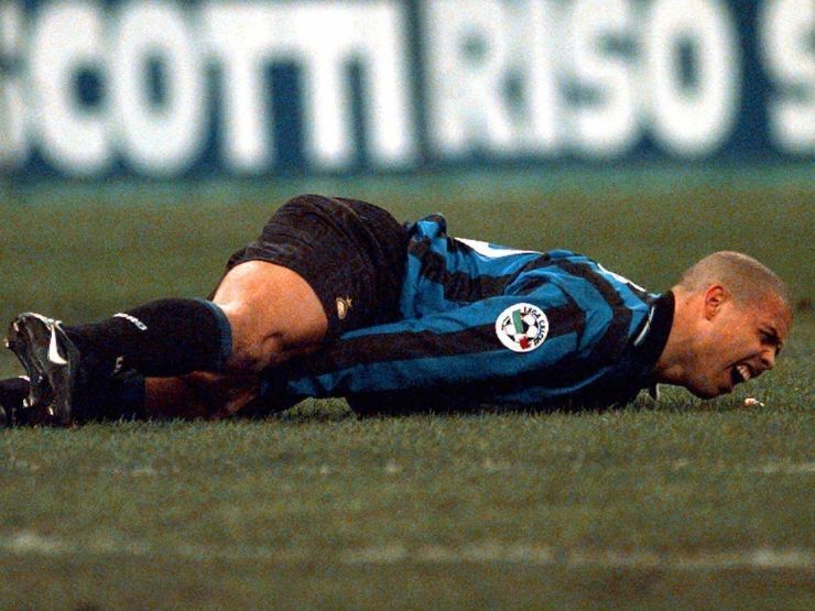 ronaldo-grita-com-dores-apos-sentir-nova-lesao-no-joelho-quanto-defendia-a-inter-de-milao-1303822511473_1024x768